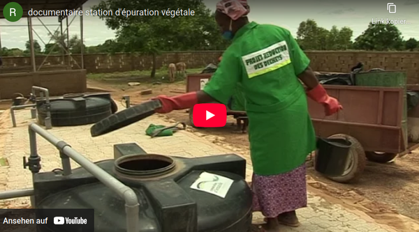 Video zur Pflanzenkläranlage in Ouagadougou auf Youtube. Das Bild zeigt eine Frau die auf der PKA arbeitet.